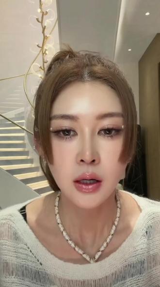 别再谈情说爱了100年的人,先把自己的事业立起来,我们以朋友相处,互不打扰,各自发光。