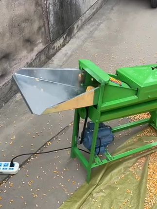 农忙的季节可真的累坏父母了,前段时间给爸妈入了这款电动玉米脱粒机正好帮上大忙。他是家用小型加厚材质,打苞谷米机器全自动220v电动剥离玉米 #玉米脱粒机 #三农 #现代化农机 #家用玉米脱粒机 #农民好帮手