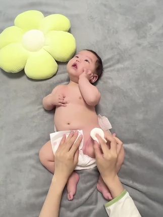 新生儿宝宝就能用的十月结晶婴幼儿爽身粉,粉质细腻,不易飞粉,还是零滑石粉粒香精的擦一擦呢,避免腋下、臀部等部位发红出疹子,大品牌宝宝用的放心。