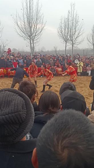 #灵感创作 #摔跤搞笑视频
#气势如虹,所向披靡!
#摔出风采,赛出水平!@@@ @沂水河畔
2026年1月3日下午1:30新郑市观音寺张庄摔跤现场 @宁霞 @大腕娱乐 @@大腕娱乐