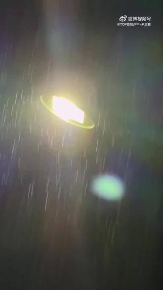 天空落下雨好像在问你,who you wanna be#朱志鑫 #在雨后醒来 #雨天 #zzx