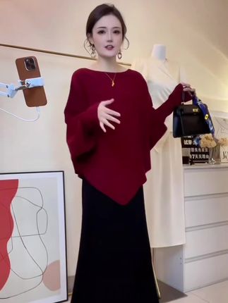 #毛衣轻奢小众高级感 姐妹们,这件蝙蝠袖毛衣真的好特别啊!它是这种不规则下摆的设计,还带有镂空花纹,上身真的很显瘦又显气质。而且它还是秋冬天的厚款,现在穿刚刚好,喜欢的姐妹可以试试看。#慵懒风穿搭 #说好的随便穿穿去看秀 #高级感穿搭 #早秋不费力显贵穿搭