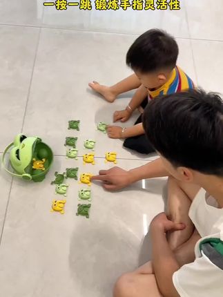 #我要上热门 儿童弹跳小青蛙玩具按压跳跳蛙会跳的绿蛤蟆益智小孩亲子互动游戏#跳跳蛙 #跳跳蛙玩具 #儿童玩具 #互动游戏