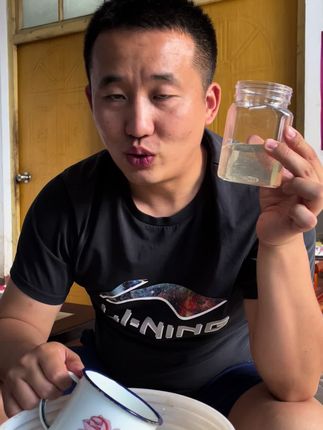 历史上最能吃苦的一代人,在慢慢退出历史舞台。有时间常回家看看,很多老人一问起孩子一年回家几次,说一次的时候都会泪流满面,干了一辈子累活脏货,有人说养蜂很赚钱,那怎么没见几个养蜂人家的孩子是富二代,都是维持生活罢了。#蜂蜜 #蜂王浆 #纯正天然蜂蜜 #农家蜂蜜 #野生蜂蜜