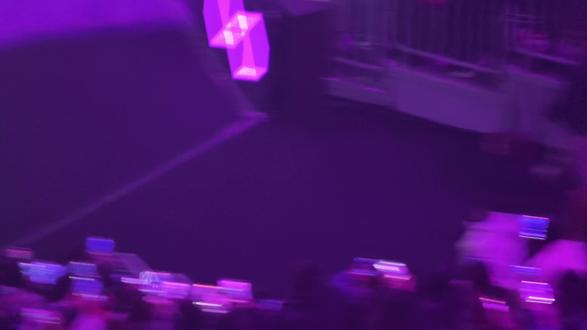 莎莎 楚钦 下个赛场见 重庆冠军赛之旅“完美且遗憾”的划上了句号了
从开始抢票的时候 盲抢到半决赛和决赛的雀跃
回流到楚钦四分之一决赛的欢喜
到坐在高铁上得知莎莎失利的怅然若失
在现场看近在咫尺的楚钦老师全力以赴每一分的缺氧呐喊
我早有想过在最后一天看不到你们并肩的身影
但当它转变为现实说不难过是假的
“如果是娱乐圈 那我可以拿钱砸出你们的未来
但我追的是竞体 我只能在台下为你们一遍一遍祈祷”
从一开始 祈祷你俩赢 到后来祈祷你俩健康完赛
祈祷胜利 并不是觉得冠军才是唯一答案 而是不希望铺天盖地的阴险、肮脏的舆论狂风般的卷向你俩 想让你们的努力付出能得到同等的回馈
想让喜欢小白球的你俩的这颗纯粹的心不受到过多的外界的干扰
但从多哈后再到香港总决赛 在竞技水平都在不断拔高的赛场 你们接受着各个国家顶尖运动员的冲击 你们抗下、拿下再到受伤
“心疼”是汇集了这一路的喜悦、遗憾、坚定、不甘 最后揉碎了凝成的词
我们为相遇与拼搏欢呼 也为失利与伤痛揪心
竞技体育从没有完美剧本 但你们在赛场上的每一次坚持 都早已胜过胜负本身
愿往后的日子里 伤病远离 纯粹依旧 你们依然能带着对小白球的热爱 在自己的节奏里闪闪发光
世界杯见#孙颖莎 #王楚钦 #5114 #3003