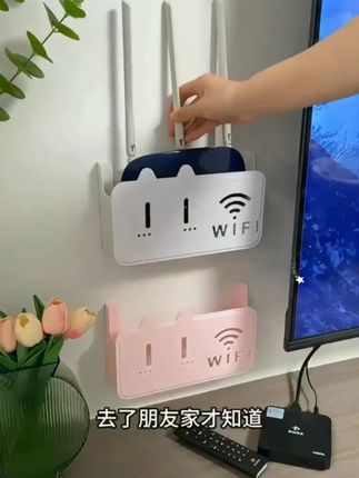 #置物架 去了朋友家才知道,路由器机顶盒可以上墙收纳,台面干净利落多了,不像以前那样放在电视柜上乱糟糟的,还不方便打扫卫生。把这个收纳盒直接贴到墙上,家里的路由器、宽猫啥的都能放里面收纳,还不影响信号,连遥控器都能放,台面干净又整洁好用推荐 #收纳盒 #路由器收纳盒