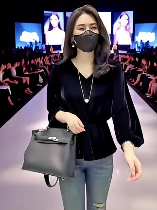 姐妹们一定要试试这件黑色丝绒上衣,它真的太显瘦了! 穿上之后整个人都显得很纤细,而且特别有气质,无论是单穿还是内搭都非常好看,让你怎么穿都很美!它的面料是那种很有质感的,摸起来滑溜溜的,穿上去非常舒服,喜欢的朋友千万不要错过了,快点击下方链接购买吧! #上衣 #打底衫 #我要上热门#微胖女生的夏天敢穿才好看 #夏秋穿搭小过渡 @巨量千川 @DOU+上热门 @DOU+小助手