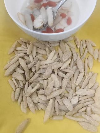 #创作灵感 家人们,川麦冬来咯!它呈纺锥形,两端略尖,小巧可爱。颜色淡黄白,看着就很纯净。 这川麦冬吃法可不少,能用来煲粥。熬粥时放上一些,随着咕嘟咕嘟的翻滚,米香与麦冬独特的气息交融。还能做糕点,把它研磨成粉加入其中,给糕点增添别样清甜。不管是家常粥品,还是精致糕点,有了川麦冬,味道都更赞,别错过这美味!#麦冬 #煲汤 #泡茶 #超便宜超划算 @创作者扶持 @抖老师流量扶持(快速上热门)