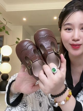 “谁懂啊家人们!给娃挑公主鞋挑到眼花,直到遇到这双!头层牛皮的,镂空设计透气不闷脚,牛筋底弹性好,娃疯跑都稳!#软底软面穿上超舒服#脚宽脚胖都可以#软底小单鞋#宝藏鞋子#女童穿搭