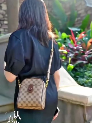 姐妹们出门不要再手拿手机了,看看这个超好看的茵熙曼手机包包!它是这种小巧的设计,很精致,而且还是单肩斜挎两用的,非常实用又百搭,背上它真的太美了,爱美的女生必备!#时尚美包