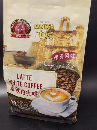 夜幕低垂,一杯咖啡伴我度过这宁静的夜晚。思绪万千,却都被这温暖的饮品所融化。#喝咖啡 #速溶咖啡 #拿铁咖啡#马来西亚#强烈推荐