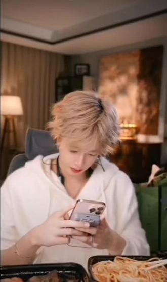 #年度嘉年华地区赛 #韩汶栩#韩汶栩和汉堡包@抖音娱乐 @抖音创作小助手 @抖音小助手 @@DOU+小助手 @抖加🔥上热门🔥dou+🔥热点宝 @韩汶栩 @@韩汶栩的朋友圈🍔