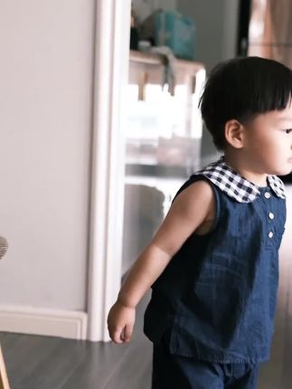 当了妈妈后 总在某个寻常时刻突然鼻酸 明明他衣食无忧 平安健康 却总觉得那个小小身影莫名单薄 后来读到那句 爱是掏空口袋仍怕给的不够 才明白 所谓的心疼大抵如此 #我的男孩👦🏻 #ootd #骗你生儿子 #萌娃穿搭 #人类幼崽
