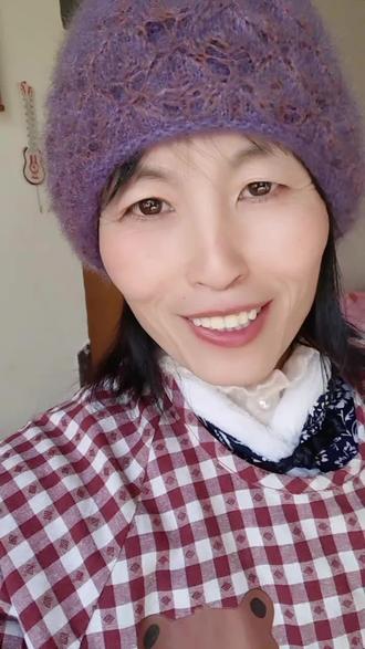 喜雾同音,小雨忽见,意思是别人喜欢你或是讨厌你,都是因为同一个原因。就像喜欢吃辣椒的人。是因为辣椒辣,不喜欢吃辣椒的人也是因为辣椒辣。所以这个世界没有什么真相,也没有什么对错,只是视角不同。无论你活成什么样都会有人说三道四,既然喜无同音,那就做你自己,喜欢你的人自然会喜欢#人生感悟。#口播#自媒体#短视频创业#成长