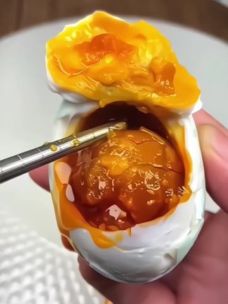 流油的咸鸭蛋!蛋黄是沙沙的!香味很浓郁!配粥和米饭都很好吃!#咸鸭蛋正宗流油#大人和小孩都很爱吃!#广西特产海鸭蛋#太香了吧!#口感非常的好!!