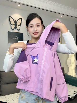 女儿一眼就心动💞库洛米冲锋衣外套也太洋气了吧!一早一晚忽冷忽热风大的时候可实穿了#库洛米#高品质童装#冲锋衣外套#生女儿就是用来打扮的 #女童防风冲锋衣