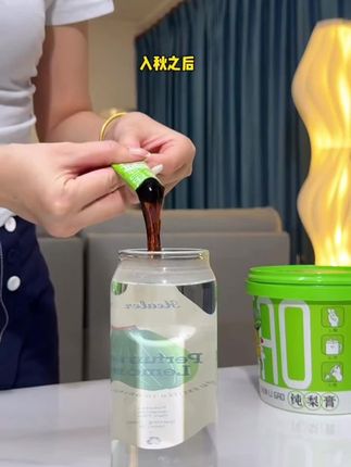 “蒸梨十个 不如梨膏一勺” 秋冬容易感冒🤧咳嗽 一勺泡水养肺润肺 口感酸酸甜甜的 温润感觉 主要是包装真有够用心哦 勺子包装 直接温水冲就🉑 属实是懒人也点赞呢 还🈚添#梨膏 #饮品