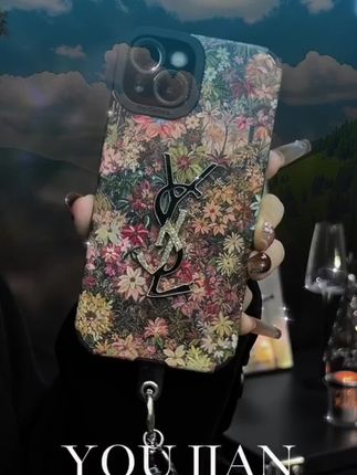 花海皮质手机壳+爱心手链这套搭配,写着我的名字:高级。谁能拒绝这组又酷又温柔的搭配啊?#秋冬搭配#ins风#手机壳