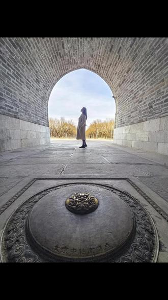 永定门公园位于北京中轴线的最南端,这里不仅是散步、遛娃的好去处,更有寓意“永远安定”的永定门城楼、曾为祭天御道的中轴线南段道路遗存等历史地标,周边的天坛、先农坛也蕴含着深厚的文化底蕴,非常值得一看。
#北京旅游 #中轴线 #历史古迹 #永定门 #公园