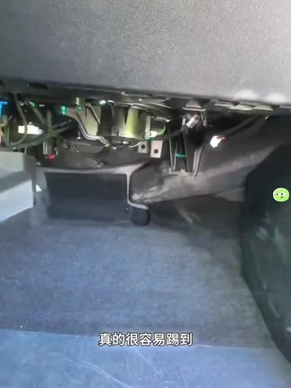捷途车友们,你们副驾驶位置会不会也经常被踢脏?来看看咱们家这一款副驾驶防踢板吧!安装非常简单,原车数据开模对准孔位安装即可,边角圆润不伤手,而且加装之后也不会影响原车功能使用哦。喜欢的车友可以点击左下角小黄车购买,记得选择自己车型对应的款式!#防踢板#好物分享#好物推荐#实用#安装简单