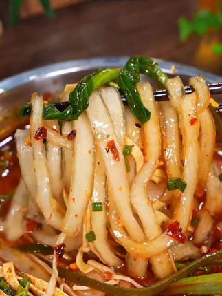 天水麻辣烫手擀粉你们吃过吗?料包都是配齐的,吃起来软糯顺滑Q弹,麻麻辣辣的真的超过瘾!#天水麻辣烫 #手擀粉 #好香啊 #地方特色美食 #这一碗好过瘾