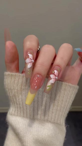 画山茶花还是用三角笔画 一笔就是一个花瓣真的很精致#美甲 #好物推荐 #美甲分享 #高级感美甲 #彩绘笔