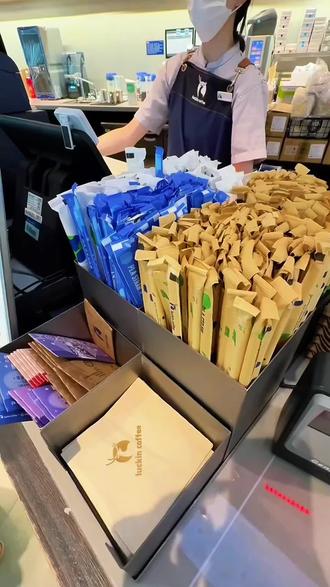 瑞幸小黄油美式(全冰去水)节后急救指南来咯~ 附上超大杯&大杯轻断食食谱,姐妹们按需自取!
点单秘诀:全冰去水,喝完直接食欲归零!
加牛奶更饱腹,加椰子水/茶能排水肿。
大餐后补救神器,谁喝谁爽!
#瑞幸小黄油美式 #适合减脂期喝的咖啡 #网红饮品
