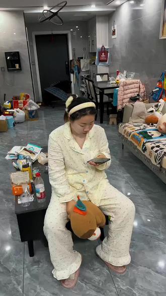 熊非熊偷看手机动态壁纸娶图教程来了!抖音放大镜🔍搜【神图定制】进入,输入口令“5520”🉐动态高清图 #设置教程 #教程来了 #熊非熊偷看手机动态壁纸 #动态壁纸 #手机锁屏 学会了快去试试吧 送你一张动态壁纸 这也太好玩了 有意思的锁屏壁纸