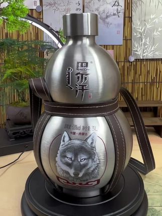 谁能想到,一个酒壶能让我爸天天不离手?就是这个巴尔汗304不锈钢的葫芦酒壶,我给爸买了巴尔汗蒙古烈酒,他现在喝酒泡茶都用它!酒加厚304不锈钢,底部钢印,结实耐用,带着皮套,出门拎着特具蒙古草原豪迈感。再说说酒,内蒙古地道特产,53度蒙派清香型,固态法纯粮酿造,原料只有水、高粱、大麦、豌豆,执行国标一级标准,纯纯的粮食精华。入口清香醇厚,绵柔带劲,作为高度烈酒,好喝不上头#巴尔汗 #巴尔汗白酒 #白酒 #白酒推荐