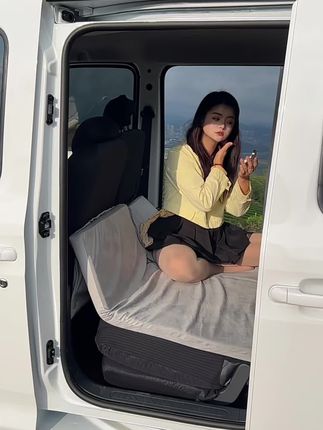还有姐妹问我这个香膏到底好不好用,好不好闻?我跟你们讲哈,我今天又回购了四盒,回购的四盒到了,然后我手头还有两盒,这盒又开心了,我已经用的差不多了,只有那么好闻,只有那么香。还有就是这个,有,今天还有个姐妹问我,这个是浓香型的吗?还是清香型的?它属于清香型的,不是那种浓浓的那种香味哈。不是讲说,是闻到起油油,一闻到斗感觉你喷了很浓的香水啊。不是得,就感觉像你本子整个人就是自带两种体香,就喜欢找沐浴出来哈。然后刚洗完澡出来的那种味道,如果你们喜欢那种香味的话,我跟你们讲就可以买这个香膏抹在耳后根哈,还有就是抹在手腕,然后抹在脚腕都都可以,就是这个味道,就你走别人面前那么一个都可以闻得到一股淡淡的香味,真的只有那么好闻了,我直接爱死这个香膏了。