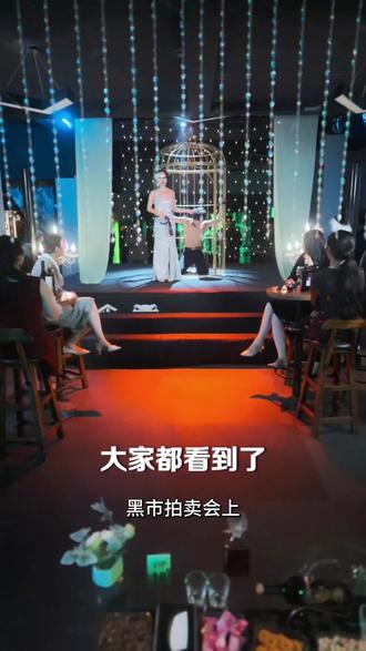 黑市千万拍卖小狼狗!大小姐直接点天灯带回家! 黑市拍卖会惊现天价拍卖!
一个野性拉满的男人被锁在笼中,起拍价千万!
他失忆失智不会说话,却身材绝绝子,气场炸裂!
黑风堂大小姐江颖霸气出手,直接点天灯拍下!
前一秒还凶狠抗拒,看到女主瞬间温顺听话!
谁能想到随手捡的小狼狗司墨衍,
真实身份藏着惊天秘密?
王轩这身材这张力,真的越看越上头!
高能反转不断,不看到最后根本猜不到结局!
#大小姐你的忠犬嫁到 #王轩 #刘蓝鸽 #王轩刘蓝鸽二搭绝配 #王轩忠犬小狼狗