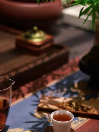 茶叶罐相信茶友们就见得多了! 但是这么有调调又实用的茶叶罐你们见过吗?纯黄铜的罐身,搭配祥云纹錾刻浮雕,手工大漆工艺似银河汇入其中,高雅奢华、复古典雅,尽显茶器之美,摆两个在茶台上高档实用,彰显审美和品味!#茶叶罐 #高端茶器 #召唤茶友 #茶器之美 #中秋送礼
