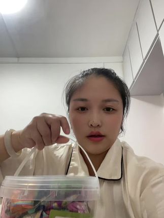 谁懂啊?你们爱吃话梅吗,还是混合8款味道的,好好吃,简直就是追剧零食,在家附近找遍了都没有找到,于是我就上抖音给它买了一桶,#包装还是一样的可爱,果肉厚实饱满,一口下去酸酸甜甜的,特别好吃,而且还有多种口味可以选择,真的是吃货必备的零食,趁着现在价格实惠,赶紧囤起来吧!#话梅
