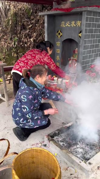 我们这里是贵州省天柱县远口镇,除夕夜,你们都跟我们一样的习俗吗,拜各路神仙,拜土地公,全国各地的家人们,你们团年饭都是几点吃呀#传承地方民俗文化 #家乡习俗 #农村风俗传统