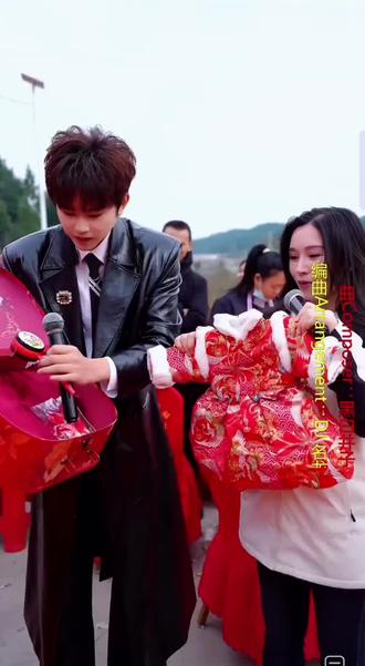 小北给飘飘姐家的小公主准备的公主裙和玩具,小北家㊗️飘飘姐五周年圆满成功!㊗️小公主👸百天快乐!@小北💎直播号 @柳飘飘2月1日宝宝百日宴五周年庆典