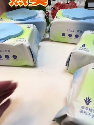 这个福利真的不要错过,十月结晶的这款婴儿手口湿巾,可一定要薅,每包80抽还是弱酸的配方,7次净EDI纯水,不连抽,大人小孩都能用。珍珠纹面料,又大又厚实,这个加到手一箱五包,赶紧囤吧##十月结晶#母婴好物 #强烈推荐 #好物推荐🔥