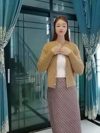 我终于悟了,想要穿出氛围感,还是得靠美拉德穿搭。这套真的太绝了,毛衣搭配格纹裙,上身一整个温柔知性又显白,妥妥的气质小姐姐既视感,不管是通勤还是约会都超合适!#简约大气 #穿搭 #优雅气质 #时尚洋气