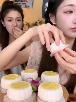 榴莲冰皮月饼精选马来西亚新鲜大果,搭配上老师傅手工揉制的冰皮,口感细腻软糯,满满的榴莲馅料#榴莲冰皮月饼#口感细腻软糯#满满的榴莲馅料#好吃到停不下来