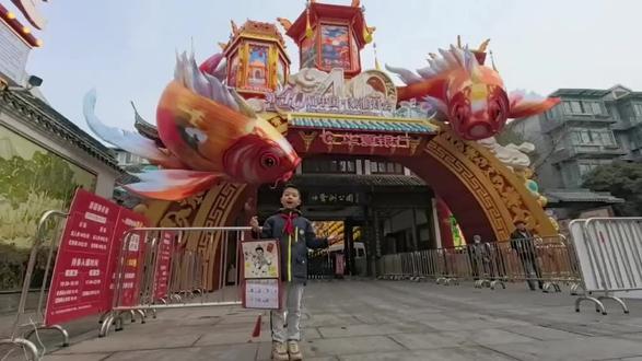 #信马游金陵
咚咚锵,咚咚锵!
彩笔绘出小马驹,蹦蹦跳跳逛灯会。看花灯璀璨,听五马渡江故事美。少年心怀凌云志,盼小马踏春向前奔,一马化龙飞天去,马年南京更锦绣!
@南京发布 @青春南京 @南京广播电视台