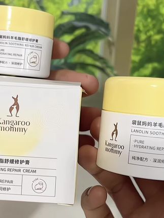 怀孕之后小房子颜色会变深,一定要早早涂#羊脂膏,可以软化结痂,产后哺乳也不会这么痛了,袋鼠妈妈家用起来放心#孕期囤货