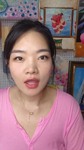 🖼️泳池挤爆画框啦🗯️
☀️救命!这个泳池居然能开Party?!🎉
今天带小朋友解锁“多功能泳池”画法——用风扇放泡泡机、恐龙做的滑梯、小鸟电视,还有泳池灯光秀!✨
蘸点蓝色颜料铺成水面,再给泳池“装”上会唱歌的音箱(画个小喇叭就行!),让小鸭子玩偶在画里滑滑梯、看动画、吹泡泡… 最后加点派对氛围灯,整个泳池直接热闹到冒热气!🎶
谁说泳池只能游泳?把想象力丢进去,它能吐泡泡、放音乐、开灯光秀,连恐龙都来当滑梯管理员!🦖 跟着步骤画,你家娃也能拥有一座会狂欢的泳池~
#儿童创意画 #亲子绘画 #夏日手工 #脑洞绘画 #线上美术课程
(偷偷说:视频里有超详细小物件用法,看完就能上手!快带娃玩起来~)