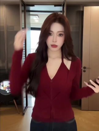 #穿搭推荐 安可拉红假两件挂脖长袖T恤女秋季打底开衫辣妹修身短款内搭上衣