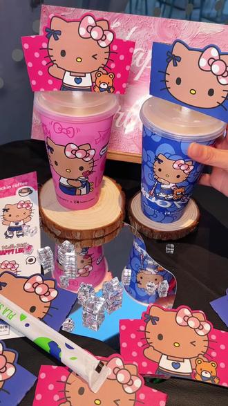 瑞幸咖啡新品十块钱出头赶紧安排!#Hello苹果甜酷登场 #HelloKitty和她的漂亮苹友 #Hello苹果茉莉