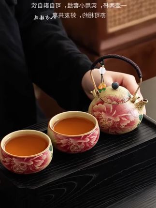 青花火石红牡丹提梁壶 #青花火石红牡丹提梁壶#茶具#陶瓷茶壶套装#泡茶壶套装 #茶文化 @巨量千川
