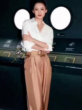 永远清醒 永远疏离 永远不要把别人当做解药 永远爱自己真正能给你撑腰的是丰富的知识储备。足够的经济基础。持续的情绪稳定可控的生活节奏。和那个打不败自己。以后的日子多长点本事。多看世界。多读书,把时间花在正事上。变成自己内心想成为的那个人。你就是要发疯的学习。变美变强。希望每个女孩都可以活的坚定而清醒独立而坚韧。你首先是自己,然后才是一切。