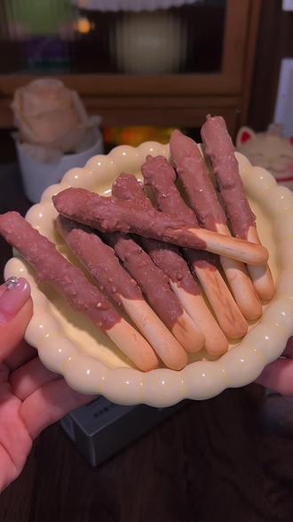 小朋友可以放心吃的巧克力被我找到了,家里有娃的快安排给他尝尝啊!#美食 #巧克力棒 #小朋友放心吃的零食 #好吃到哭