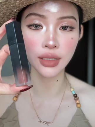 卡梅拉新品雾面哑光口红,很高级!不挑皮!黑黄皮北鼻们闭眼入!怎么涂都好看真的爱疯了!!!#哑光唇釉 #口红试色 #卡梅拉口红 #好物推荐🔥 #大容量唇泥
