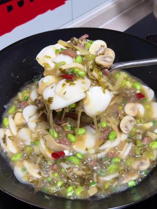 简简单单的一餐,没有奢华,但每口都是对生活的热爱!#水磨年糕 #年糕汤 #雪菜年糕汤 #年糕推荐 #年糕