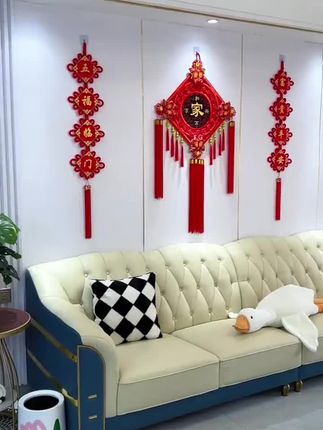 简简单单的电视背景墙,搭配一套桃木中国结挂 件,八鱼款,寓意八方来财,好事成双。安排上 特别喜庆#每日分享 #好物推荐🔥