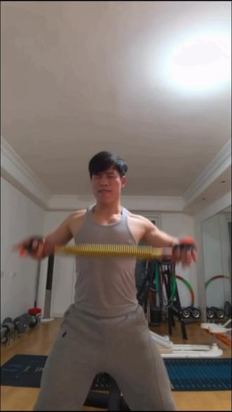 正手甩掰昊鹰金色100公斤臂力棒,全身酸爽,甩一次能管好几个月…!!!#又菜又爱玩系列 #健身训练 #居家锻炼 #吉静 #突破极限